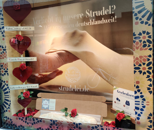 Schaufenster der Strudelei zum Valentinstag 2024