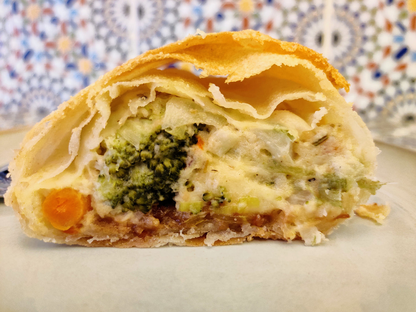 Gemüsestrudel mit Käse und Röstzwiebeln