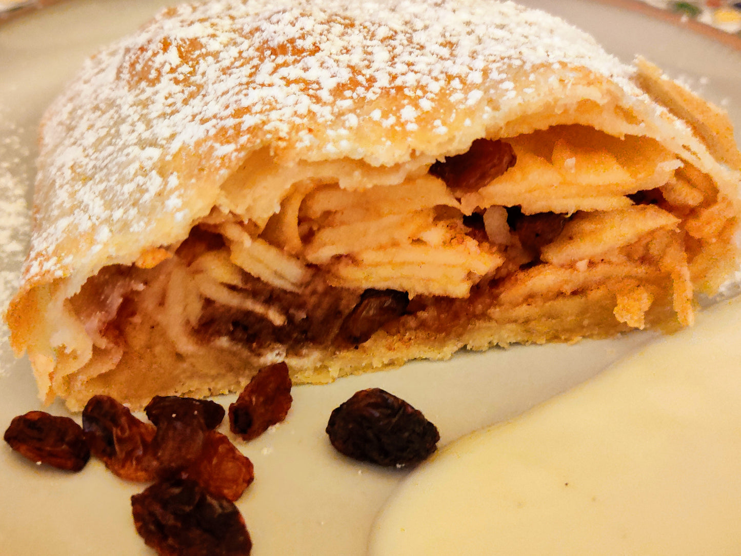 Apfelstrudel mit Rosinen